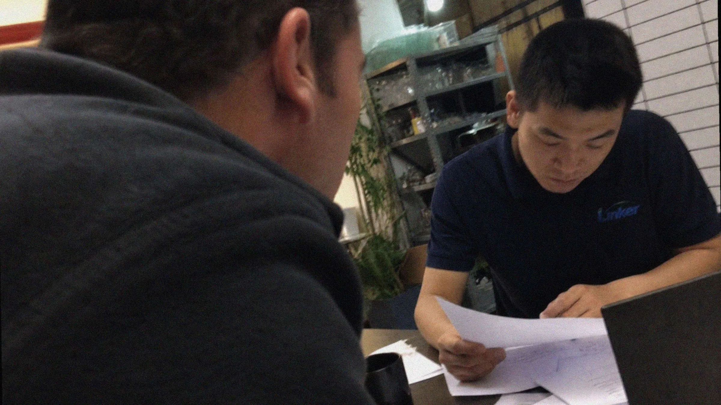 Kunde und Linker arbeiten gemeinsam an einem Projekt in der Werkstatt