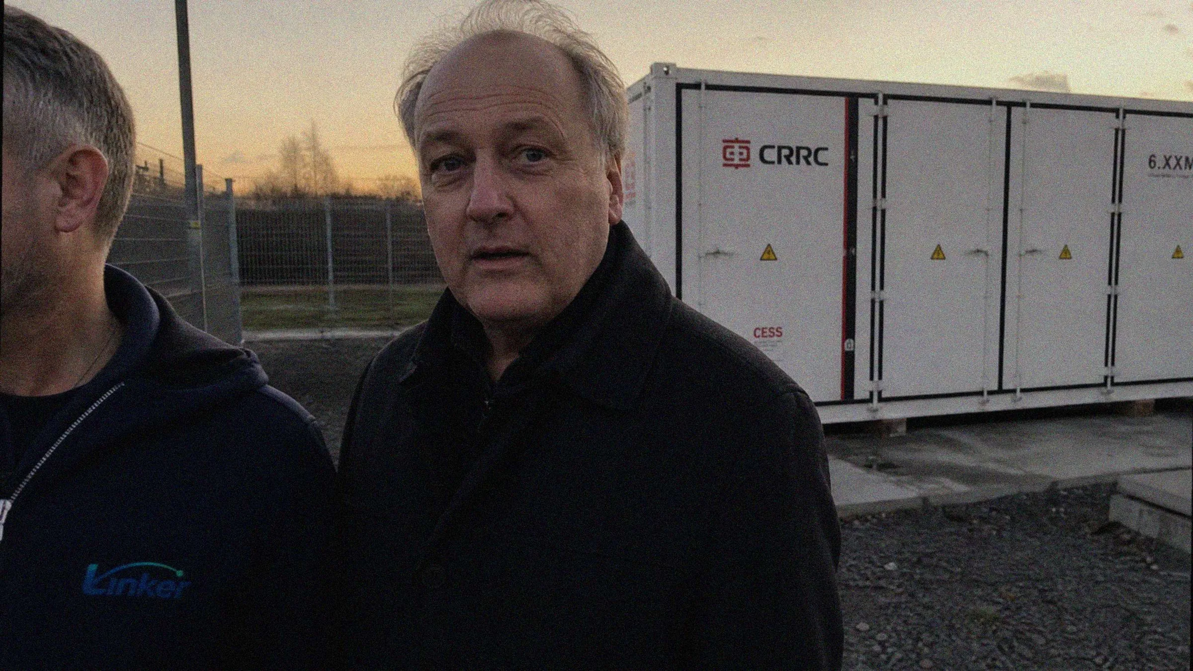 Kunde mit Linker bei einem BESS-Projekt für Versorgungsunternehmen