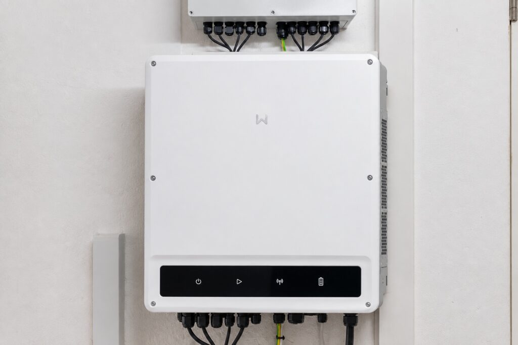 Small DACH Suburban Roofs (5–7.5 kWp) with 3-Phase Grid Mandates