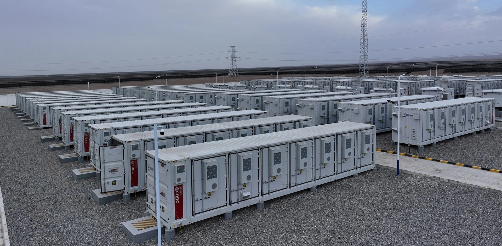 Flüssigkeitsgekühlter Container-Speicher mit hoher Energiedichte, bezogen über Linker